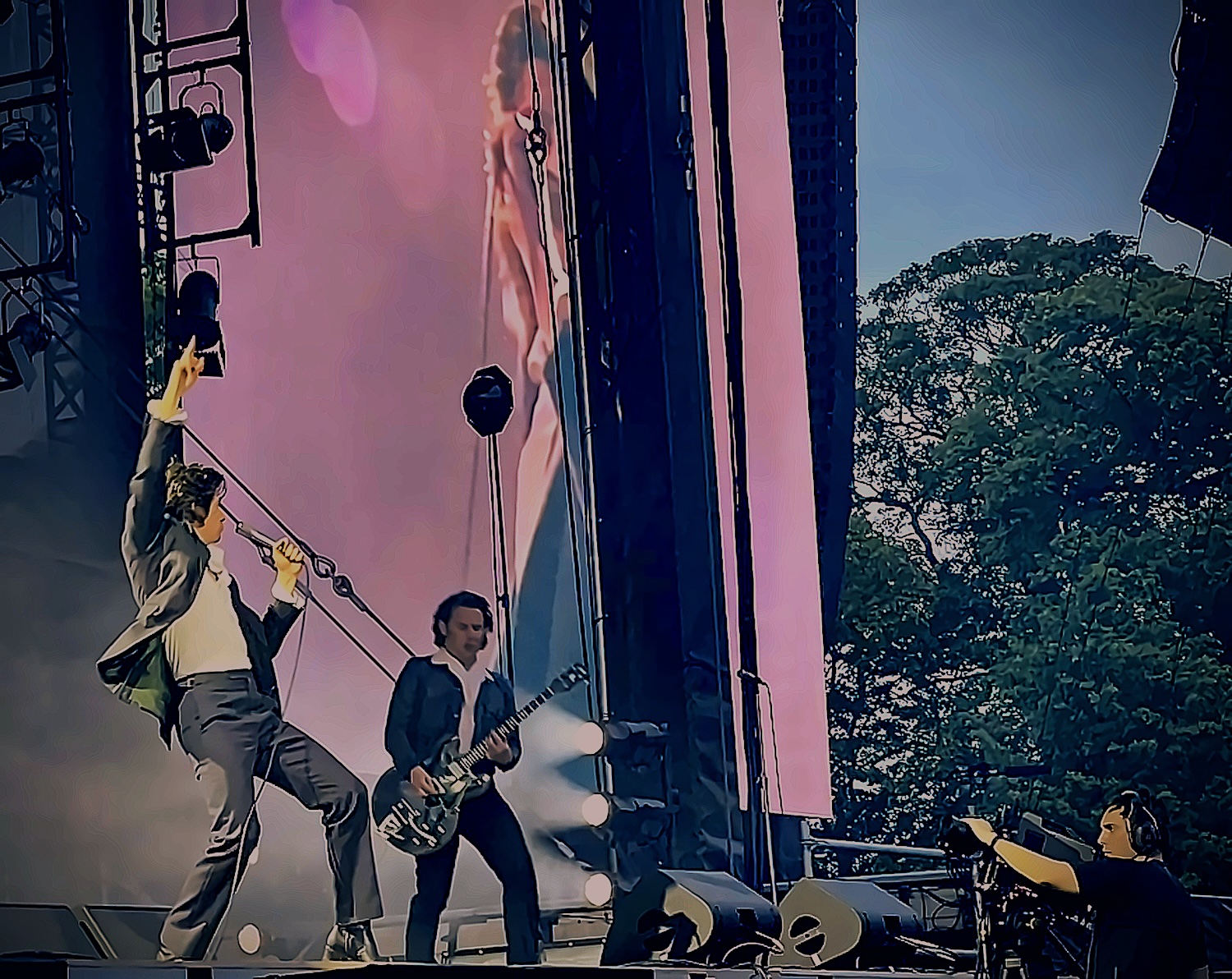 Arctic Monkeys - Universal Pixels